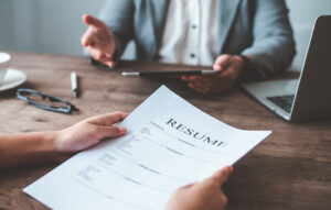 Human resource manager Is explaining the job to the job seeker before filling out a resume on the application form to consider accepting for employment in the company.